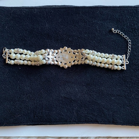 Rhinestone and pearl bracelet GUC lobster clasp silver tone detail, fancy piece! - Picture 3 of 4